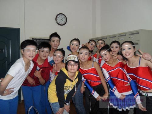 我校学生为师大健美操队化妆造型