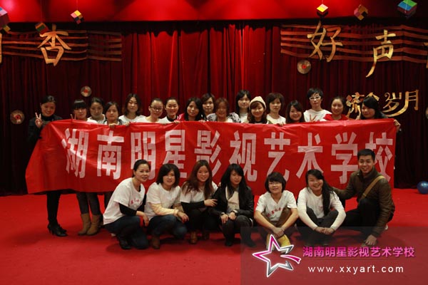 长沙明星化妆学校师生为湘杏学院歌唱比赛化妆造型