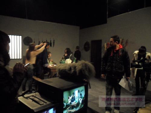 我校师生为《化龙池》剧组化妆造型