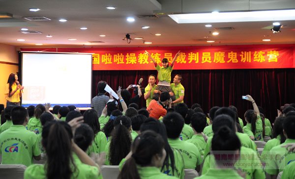 廖洪波弟子班师生成为中国啦啦队