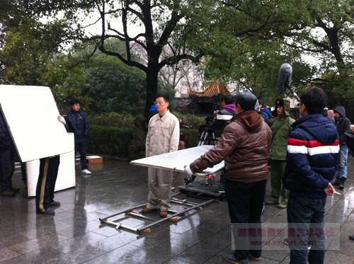 我校师生参与微电影《雷锋回来的日子》的化妆工作