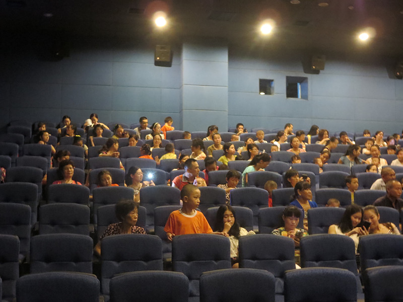 岳阳市残联组织孩子们观看电影