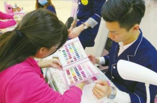 非凡美甲化妆培训学校现场授学