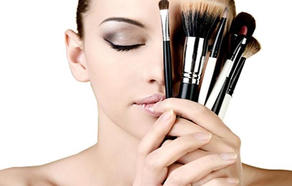 长沙化妆学校杨柳美学带你一起来了解下精致女人的化妆技巧！