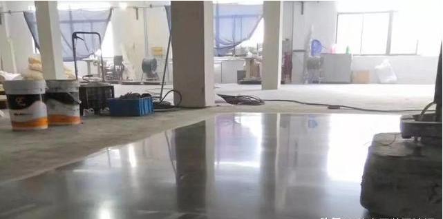 未打磨就做混凝土云顶集团网站地坪该如何施工?