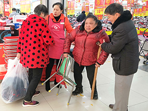 衣博汇云梦店真情关怀暖人心