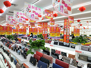衣博汇云梦店装点绿植显生机