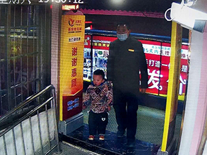 衣博汇黄平店员工协力为孩子寻家长