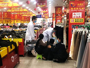 男子商场内晕倒  长寿店员工积极救助