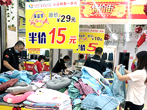 双节将至 公司各店备货忙