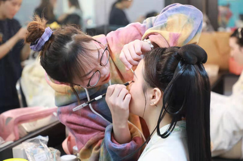 化妆学校专业化妆师分享几点化妆技巧