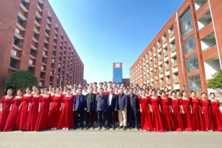 歌唱祖国，响彻银城｜我校学子参加益阳市建制班“学习二十大，做好接班人”合唱比赛