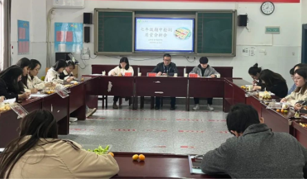 质量分析思得失，凝心聚力谋提质——益阳万源明达学校初中部召开各年级期中考试质量分析会