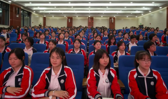 我的青春不迷茫——益阳万源明达高级中学青春期专题讲座