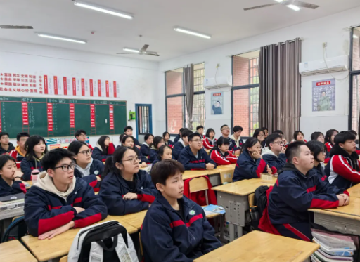 点亮自主之光 谱写青春华章——益阳万源明达高级中学夕会风采展示