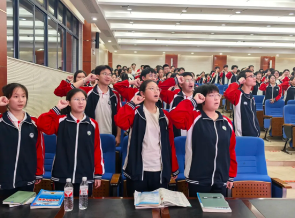 强化安全意识 规范走读管理——益阳万源明达高级中学走读生安全教育专题会议