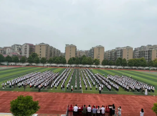 磨砺意志展英姿 青春逐梦启新程——益阳万源明达高级中学2025级新生军训动员大会