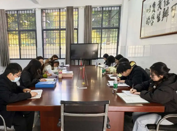 实践赋能，共探教育新篇——益阳万源明达高级中学喜迎湖南城市学院硕士研究生来校见习