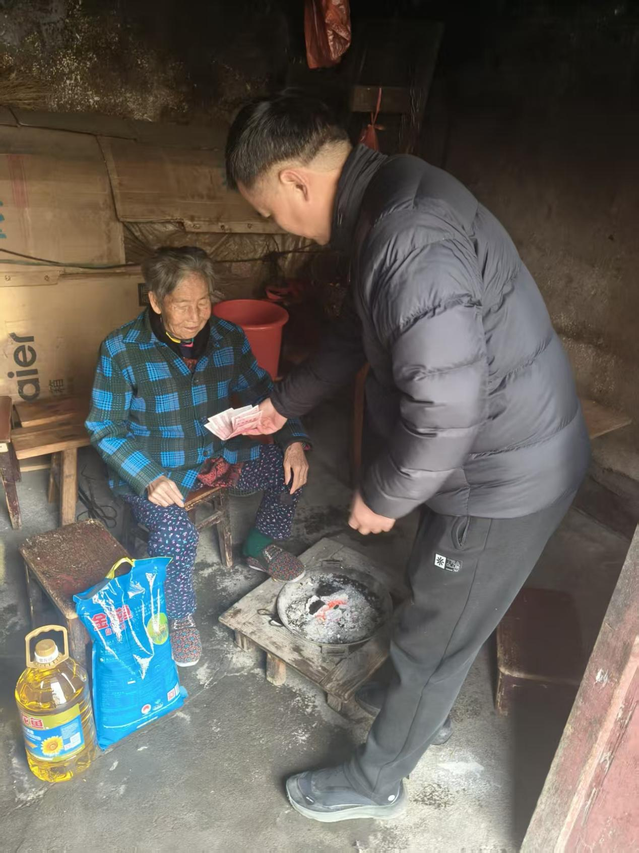 寒冬送暖显担当 怀化邦昇小贷开展社会公益活动