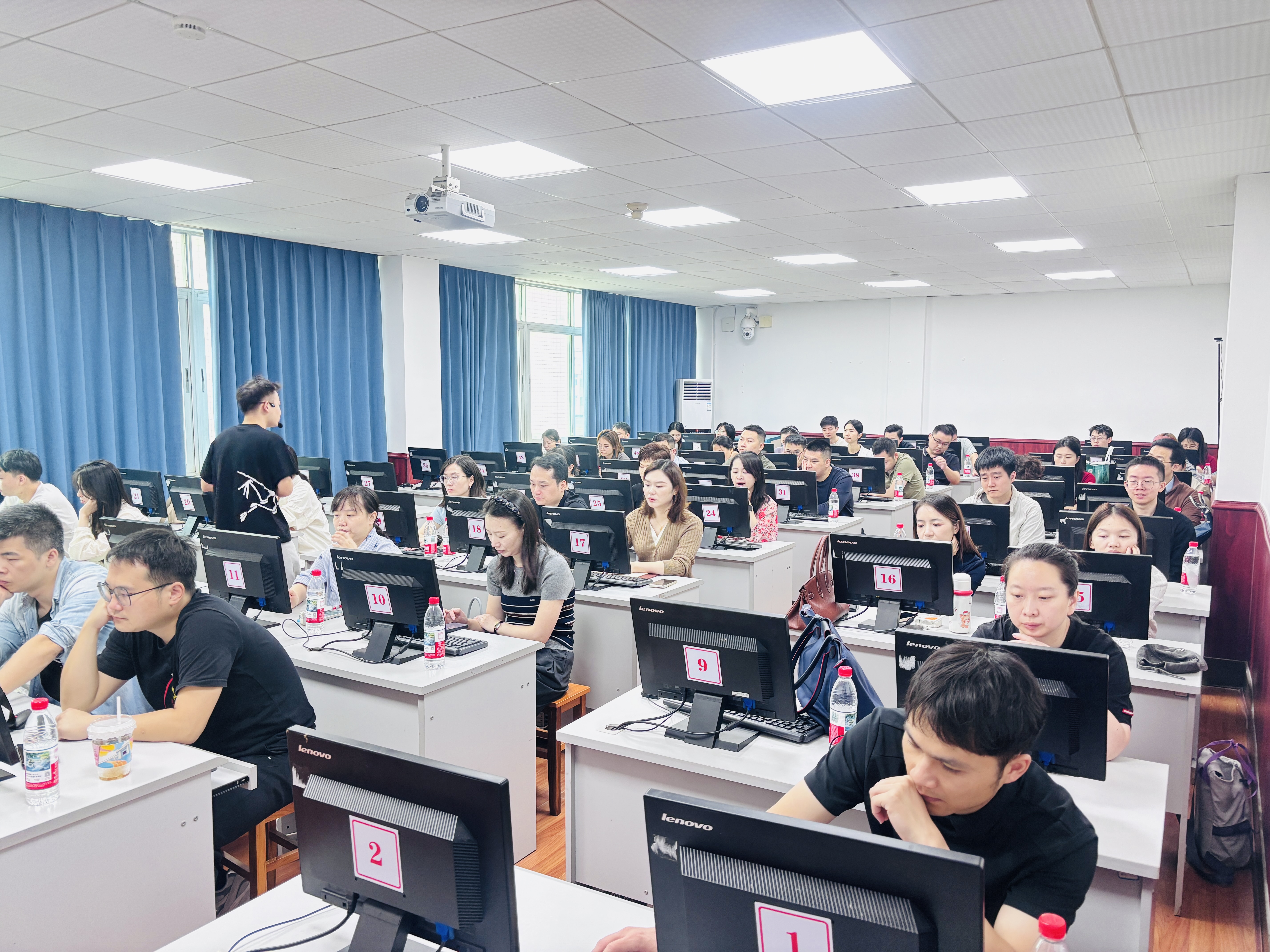 以AI淬技能 以合规守初心 ——省小贷协会成功举办人工智能训练师职业技能培训班