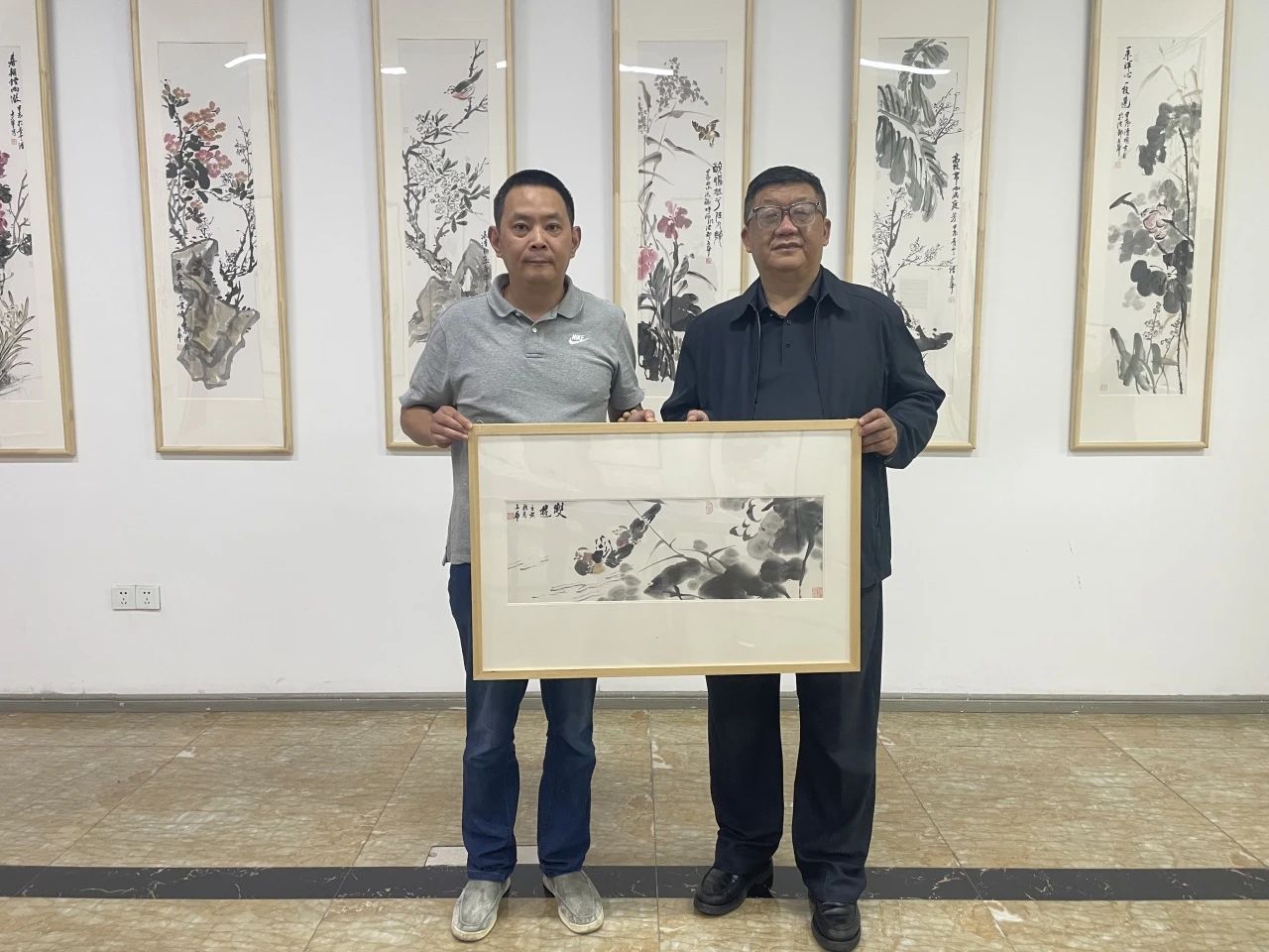 海憑集團(tuán)董事長(zhǎng)宋廣征參觀青年畫家張文華畫室 獲贈(zèng)新婚賀禮《鴛鴦圖》