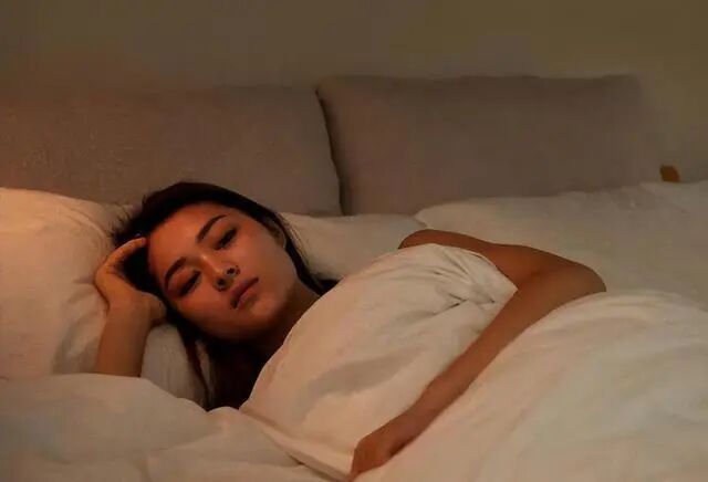 不少人被8小时睡眠论忽悠了?50岁以后，最佳睡眠时间是多少?