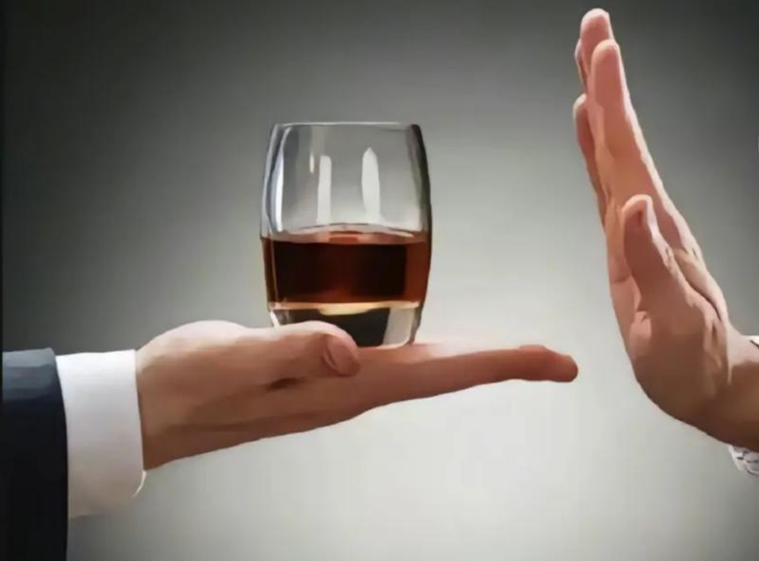 医生发现：男性若长期不喝酒，过不了多久，身体或出现4个改变！