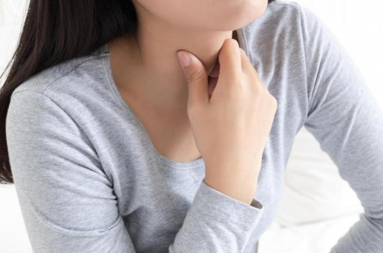 喉咙如果出现这些症状，不是咽炎！注意：很可能是食道癌！