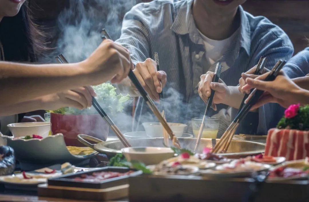 提醒！很多人犯错！“睡前吃夜宵”和“饿肚子睡觉”，哪个危害更大？