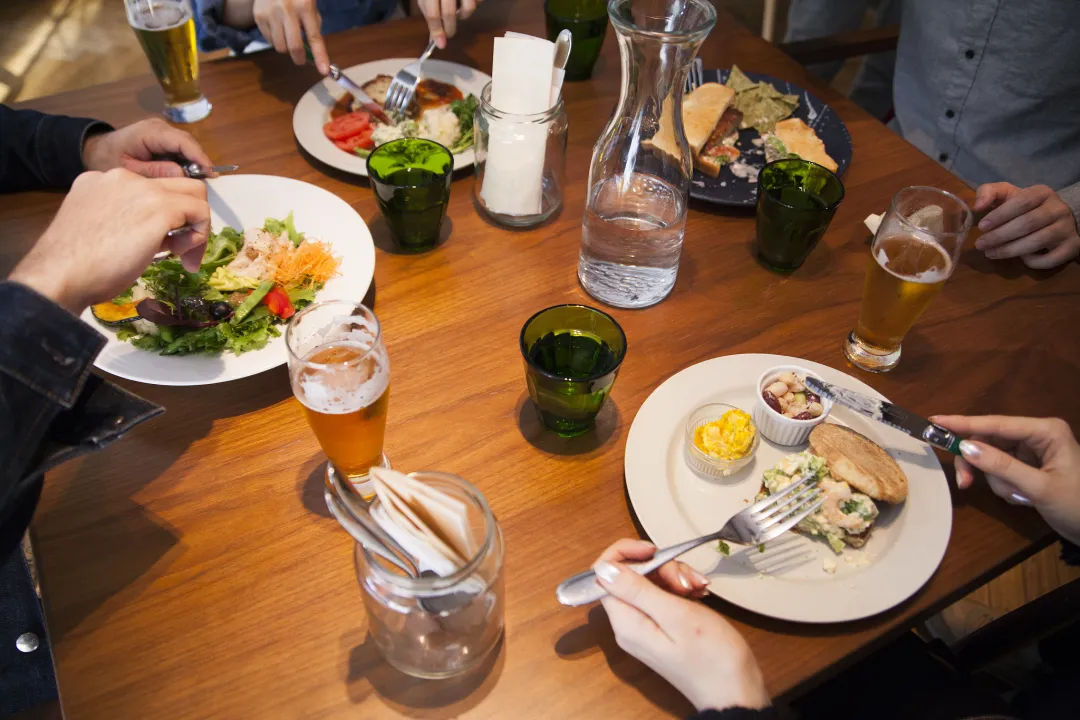 血泪教训！中年女子脑出血离世，医生痛心：晚餐最忌这4种食物！