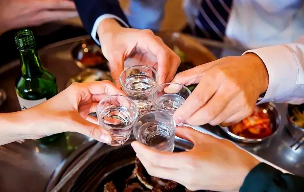 人到中老年，多喝酒能活血化瘀？出现四个症状，最好把酒戒掉！