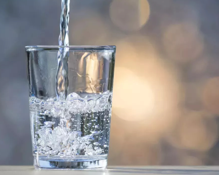 别再乱喝水！世界水日实测：这5个饮水误区，90%的人都在踩