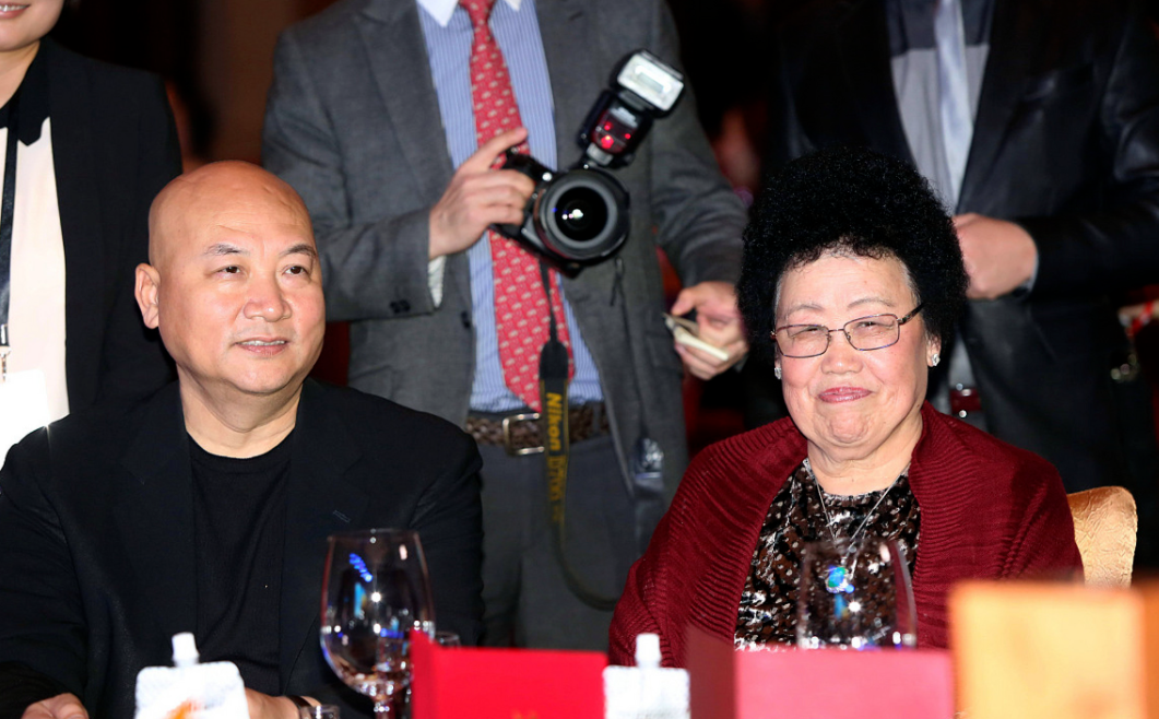 陈丽华：从家具厂女工到紫檀女王，她的传奇人生藏着最清醒的活法