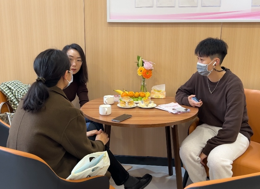 陪诊员郭亮的一天，做异地就医者的“临时家属”